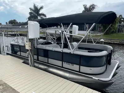 Bentley 243 Tritoon - Mietboot von Amy's Boat Rental Cape Coral Florida - Bootsvermietung in Cape Coral Florida