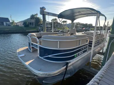 Sun Tracker 22 Pontoon - Mietboot von Amy's Boat Rental Cape Coral Florida - Bootsvermietung in Cape Coral Florida