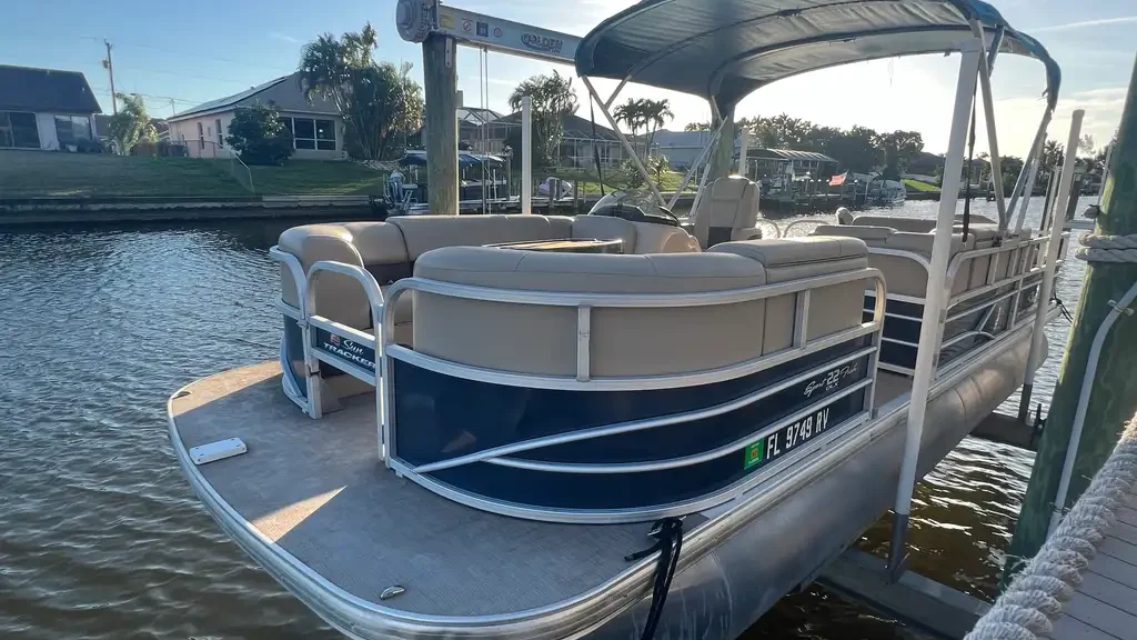 Sun Tracker 22 Pontoon - Rental Boat - Amy's Boat Rental Cape Coral Florida