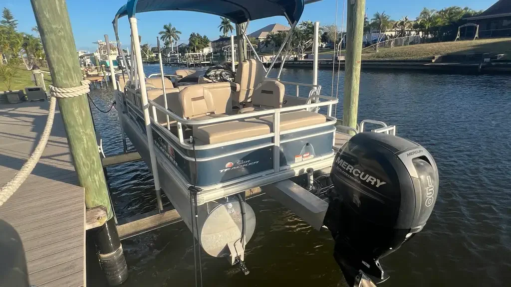 Sun Tracker 22 Pontoon Rear - Rental Boat - Amy's Boat Rental Cape Coral Florida