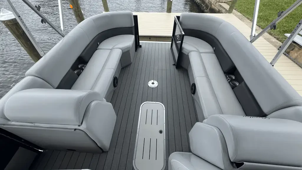 Bentley 243 Tritoon Rental Boat Bow - Amy's Boat Rental Cape Coral Florida