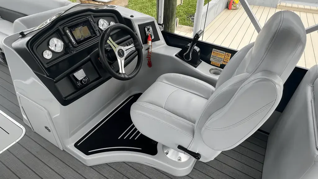 Bentley 243 Tritoon Rental Boat Cockpit - Amy's Boat Rental Cape Coral Florida