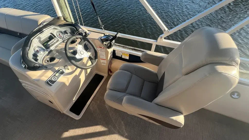 Sun Tracker 22 Pontoon Cockpit - Rental Boat - Amy's Boat Rental Cape Coral Florida