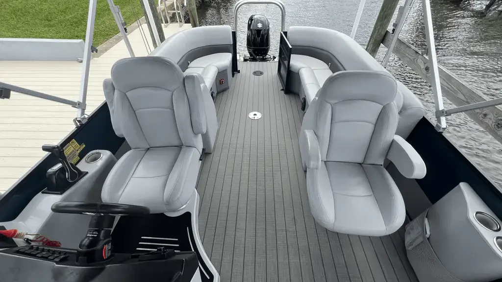 Bentley 243 Tritoon Rental Boat Stern - Amy's Boat Rental Cape Coral Florida
