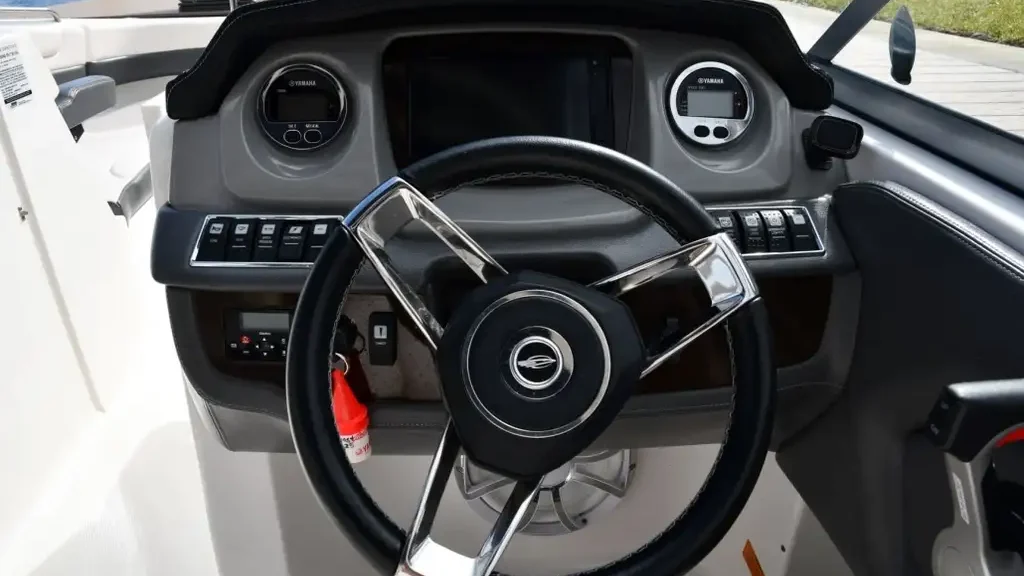 Chaparral Suncoast 250 300hp Rental Boat Cockpit - Amy's Boat Rental Cape Coral Florida