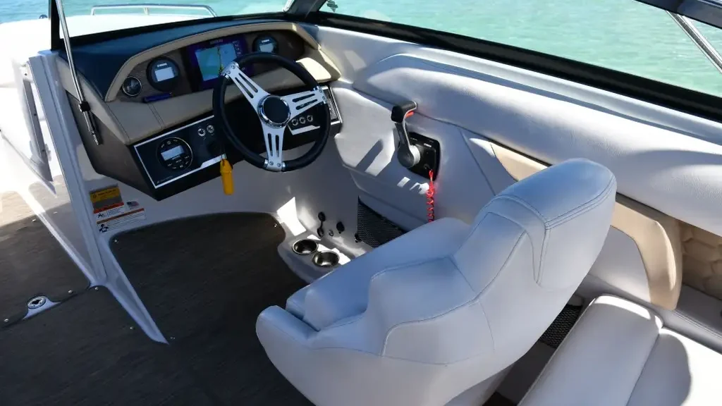 Four Winns HD 240 250hp Rental Boat Cockpit - Amy's Boat Rental Cape Coral Florida