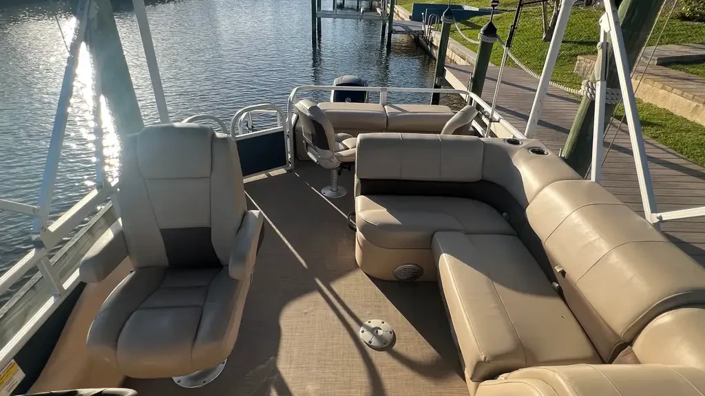 Sun Tracker 22 Pontoon Stern - Rental Boat - Amy's Boat Rental Cape Coral Florida