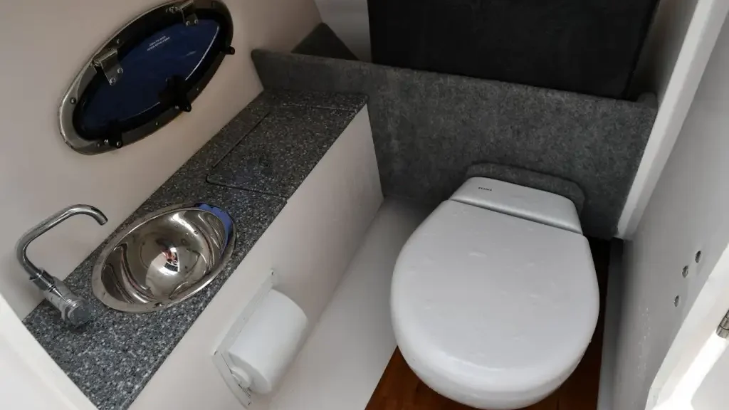 Chaparral Suncoast 250 300hp Rental Boat Toilet - Amy's Boat Rental Cape Coral Florida