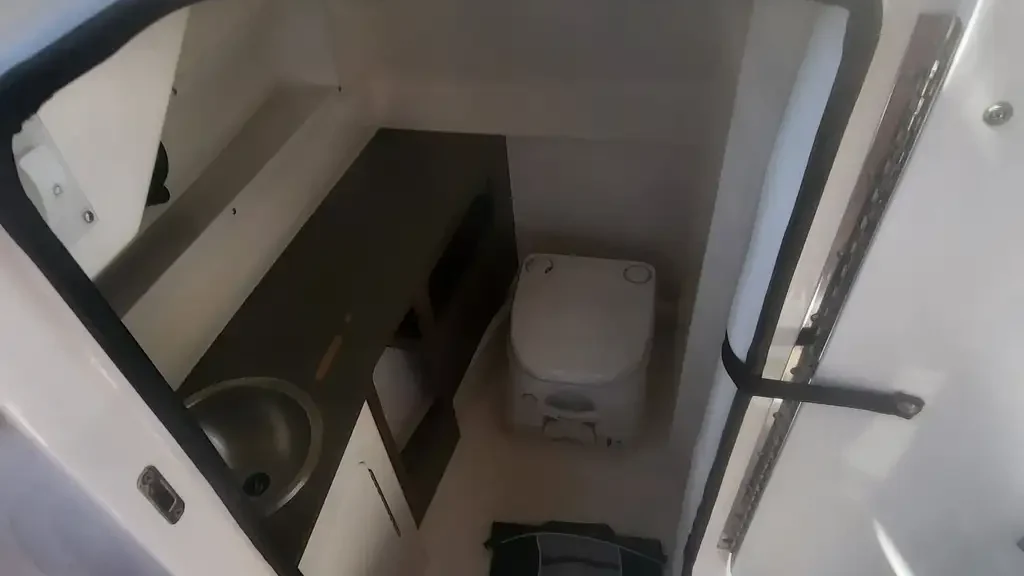 Sea Ray 270 SDX 350hp Rental Boat Head - Amy's Boat Rental Cape Coral Florida