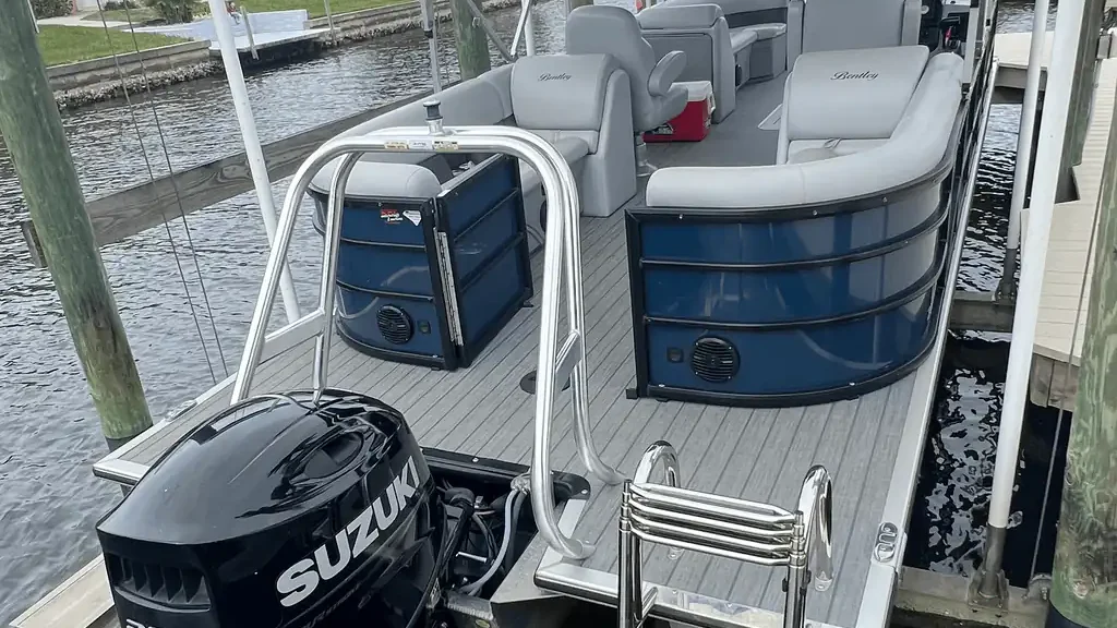 Bentley 243 Tritoon Rental Boat Rear - Amy's Boat Rental Cape Coral Florida